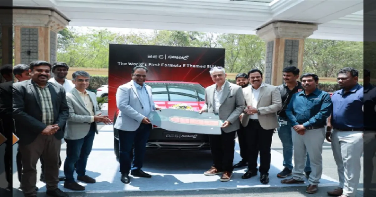 நடிகர் அஜித்துக்கு மஹிந்திராவின் மெகா பரிசு! உலகின் முதல் மின்சார ரேசிங் தீம் கார் வழங்கியது நிறுவனம்!