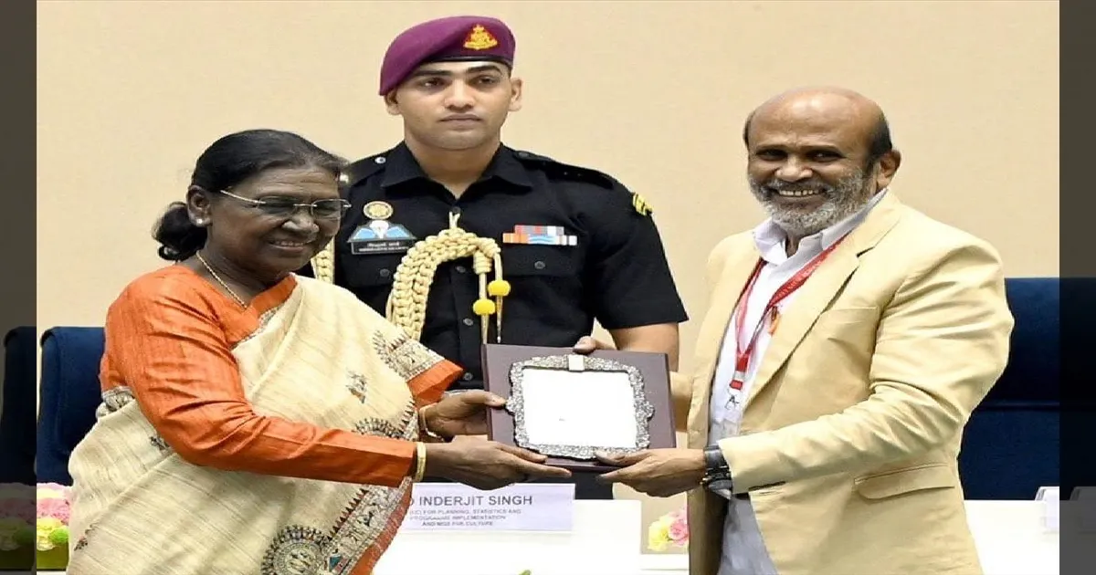 115 கலைஞர்களுக்கு சங்கீத நாடக அகாடமி விருது: நடிகர் வாகை சந்திரசேகரை கௌரவித்த குடியரசு தலைவர்!