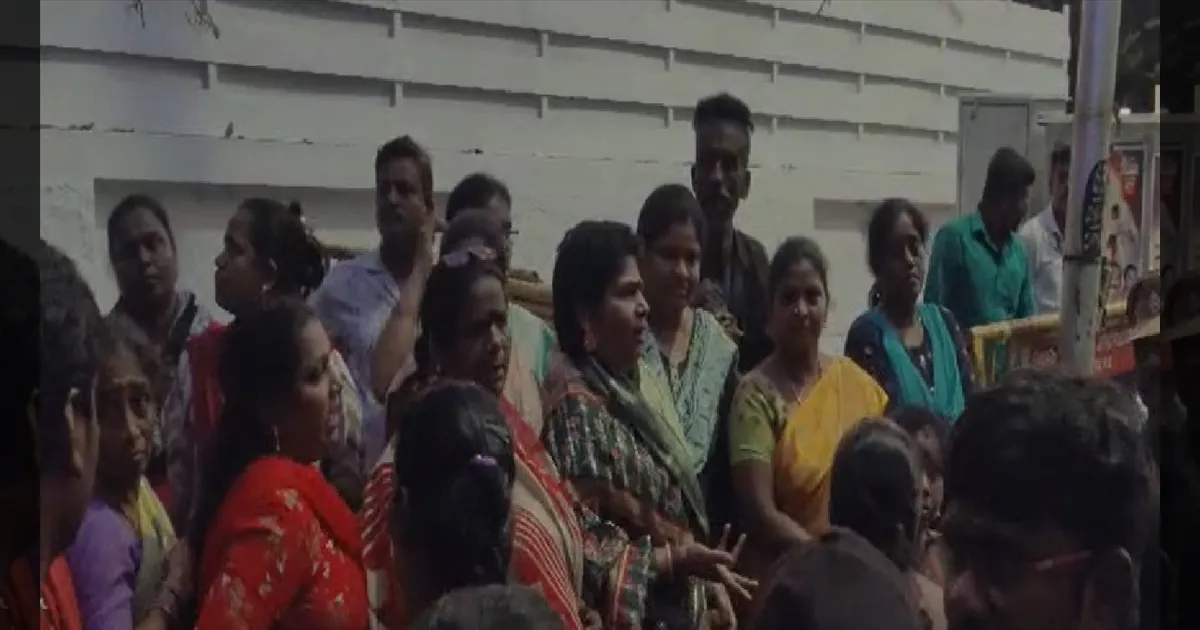 4 ஆண்டுகால காத்திருப்பு! துணை முதல்வர் உதயநிதி வீட்டின் முன் பொதுமக்கள் கண்ணீர் போராட்டம்!