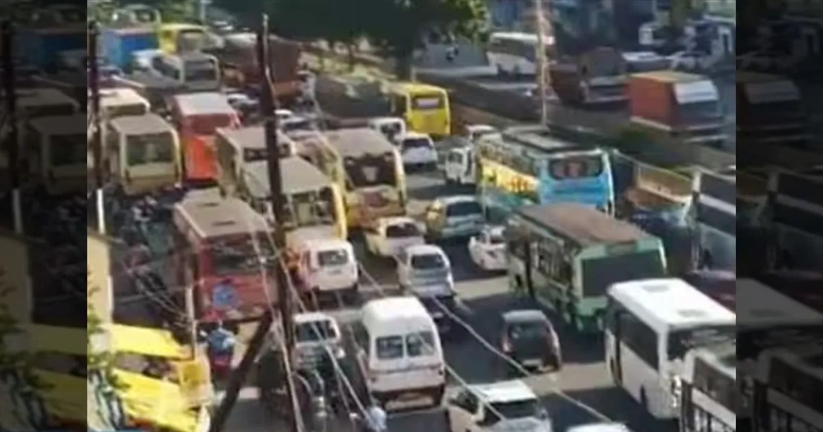 டிராபிக் ஜாம்!! வாக்குப்பதிவுக்கு பின் சென்னை திரும்பும் மக்கள்!! 2. கி.மீ., தூரம் ஸ்தம்பித்தது சாலை!