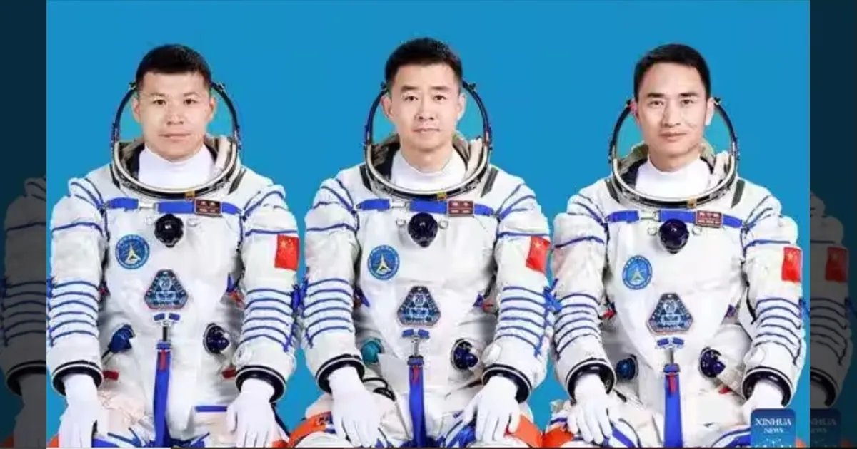 விண்வெளி நிலையத்தில் சிக்கிய சீன வீரர்கள்!! 204 நாட்களுக்கு பிறகு பூமி திரும்பினர்!