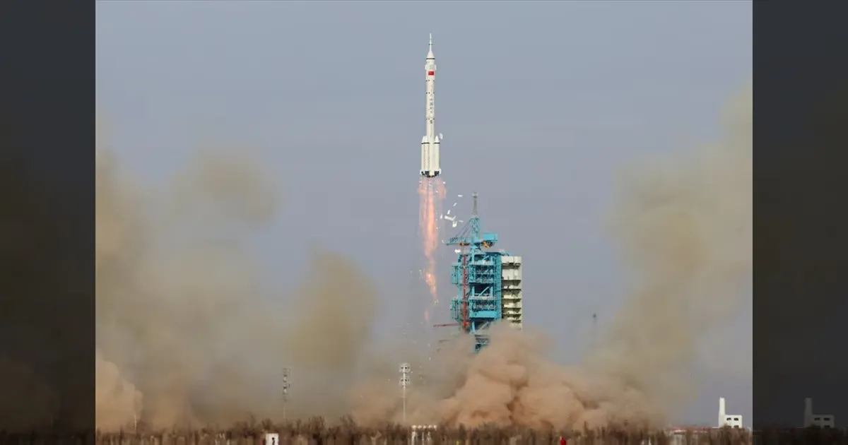 விண்வெளியில் சிக்கித் தவிக்கும் வீரர்கள்! மீட்கப்புறப்பட்டது 'ஷென்சோ - 22'! ஒரே மாதத்தில் சாதித்த சீனா!