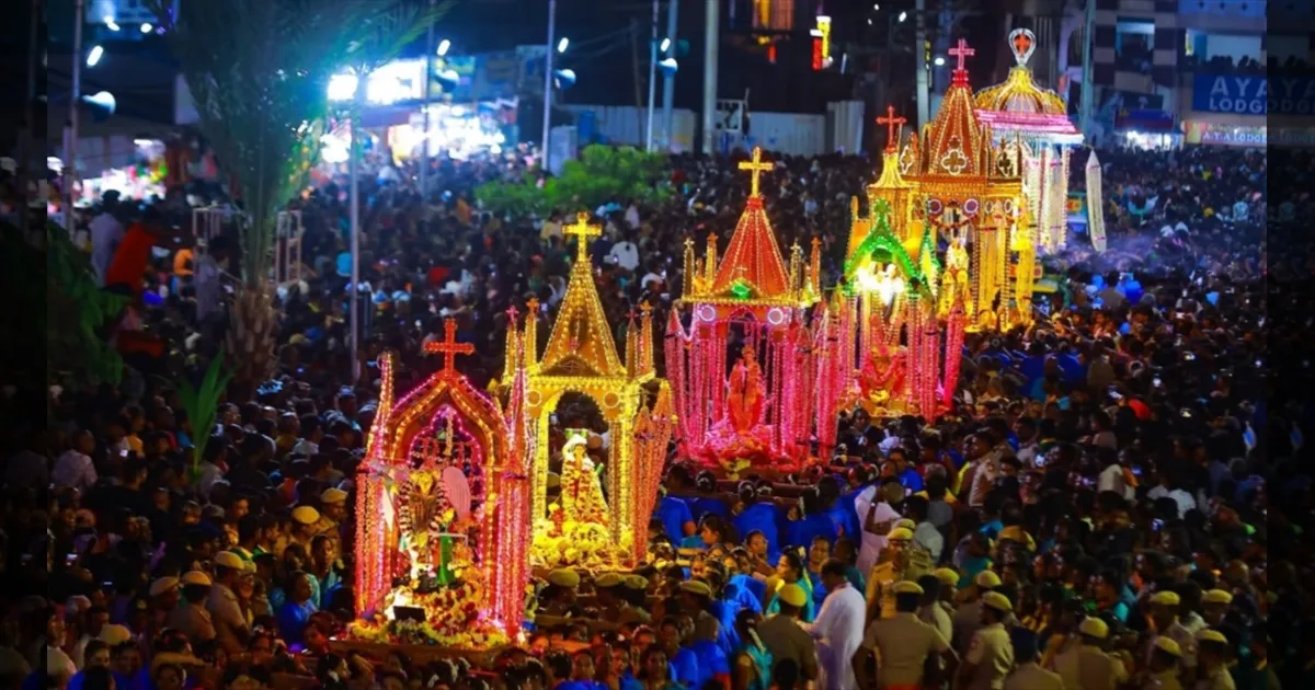 பிறந்தார் இயேசு கிறிஸ்து!! தேவாலயங்களில் களைகட்டிய கிறிஸ்துமஸ் கொண்டாட்டம்! நள்ளிரவு சிறப்பு பிரார்த்தனை!