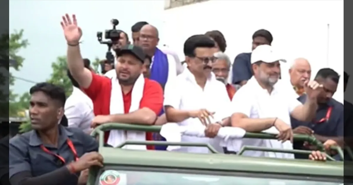 பீகார் வாக்காளர் உரிமை பேரணி!! ராகுல் காந்தியுடன் கை கோர்த்தார் மு.க.ஸ்டாலின்!!
