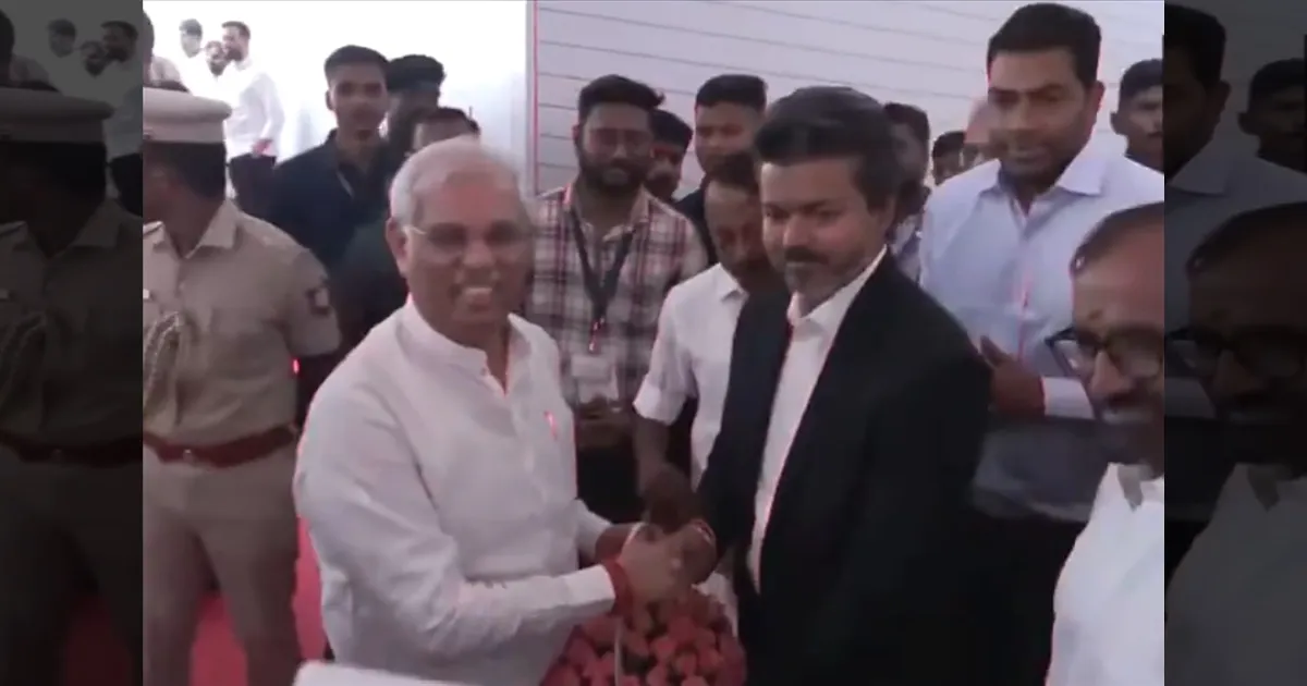 கவர்னர் அர்லேகருக்கு பூங்கொத்து கொடுத்து வரவேற்ற விஜய்!! பொன்னாடை போர்த்தி மரியாதை!!