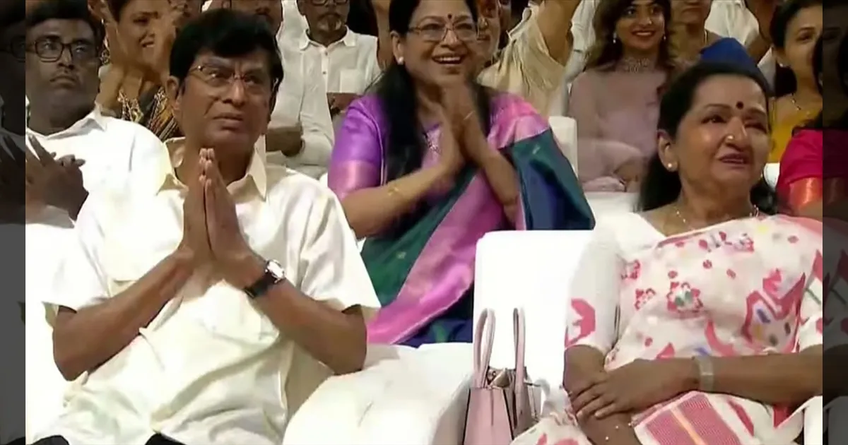 ஆண்டவன் மீது ஆணையிட்டு பதவியேற்றார் விஜய்!! கண்ணீர் மல்க கண்டு ரசித்த பெற்றோர்! உணர்ச்சிமிகு தருணங்கள்!!