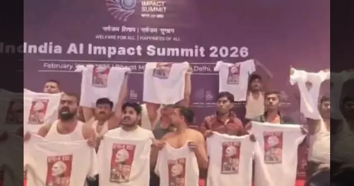 காங், அரைநிர்வாண போராட்டம்! டெல்லி ஏஐ மாநாட்டில் பரபரப்பு! மேலாடையை கழற்றி ஆர்ப்பாட்டம்! 