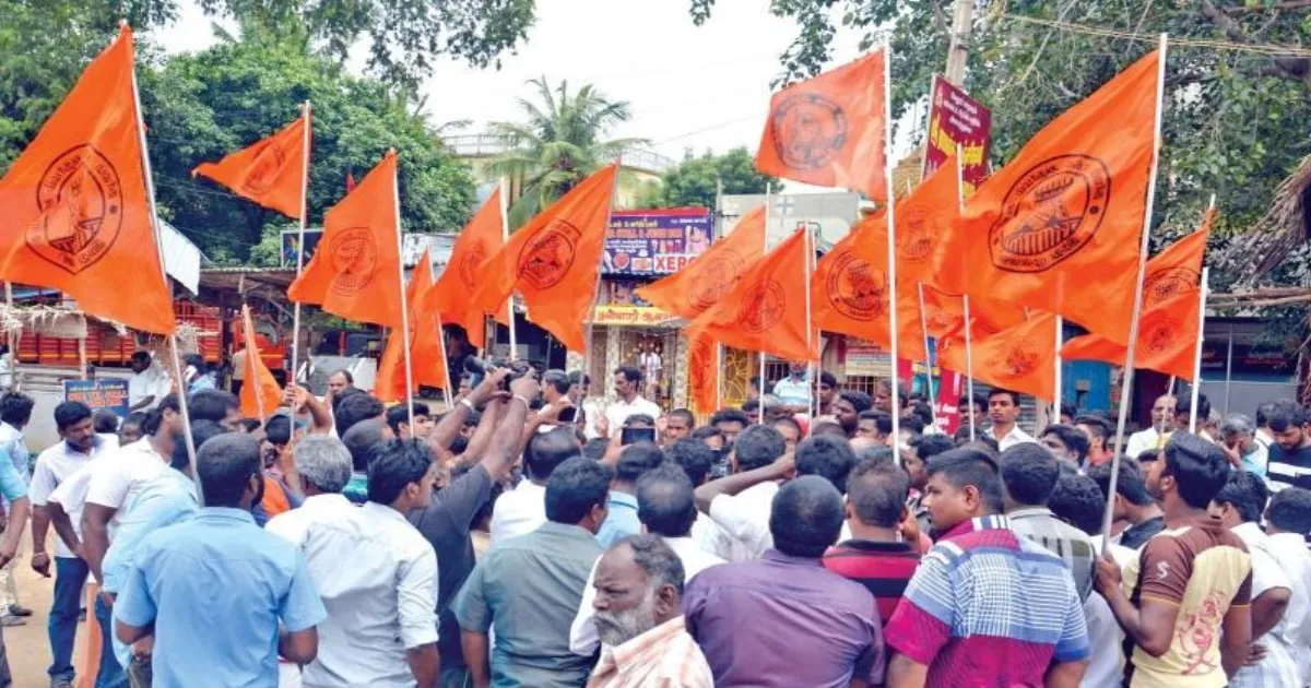 “வேண்டாம் இங்க ஜெபக்கூட்டம் நடத்தாதீங்க”... இட்டமொழியை அதிர விட்ட இந்துமுன்னணியினர்... விநாயகர் சிலையுடன் அட்ராசிட்டி...!