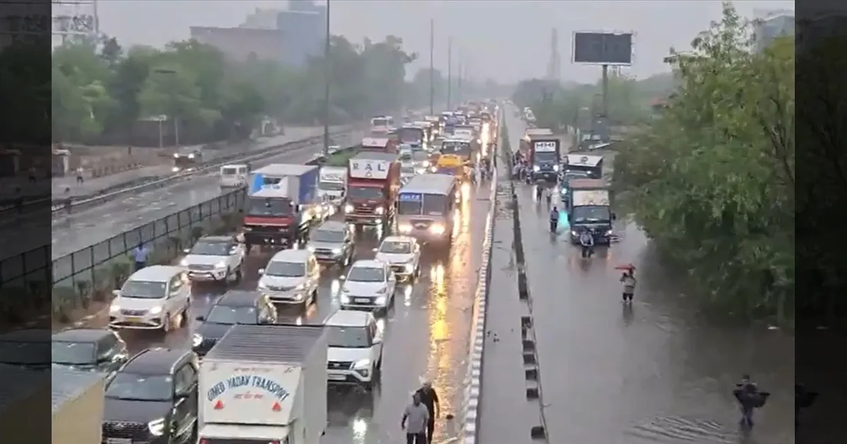 டெல்லியில் கொட்டும் மழை.. ஆட்டம் காட்டும் சூறைக்காற்று.. ஒரே குடும்பத்தில் 4 பேர் பலி..!