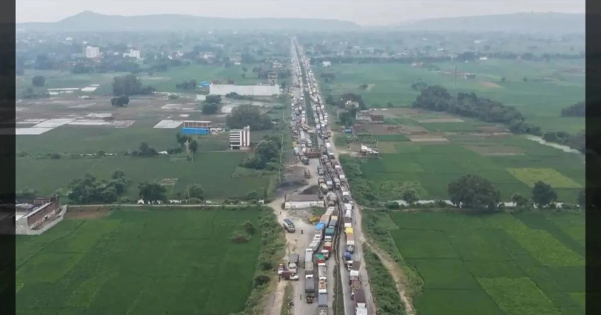 20 கி.மீ. டிராபிக் ஜாம்!!  4 நாட்களாக காத்திருக்கும் வாகனங்கள்! ஸ்தம்பித்தது டில்லி-கொல்கத்தா சாலை!