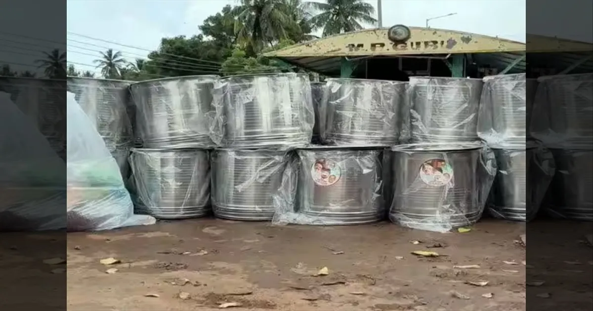 வீட்டுக்கு வீடு சில்வர் ட்ரம், புடவை!!  ட்ராக்டரில் வந்திறங்கும் பரிசு பொருட்கள்!! வாக்காளர்களை கவர திமுக திட்டம்!