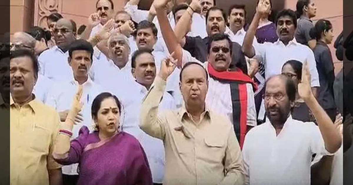 உதயநிதி கைது எதிரொலி! டெல்லி நாடாளுமன்ற வளாகத்தில் திமுக எம்பிக்கள் திடீர் போராட்டம்!