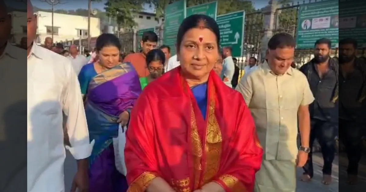 திருமலை திருப்பதி ஏழுமலையான் கோயிலில் துர்கா ஸ்டாலின் சாமி தரிசனம்!  வேத ஆசீர்வாதம் பெற்றார்!