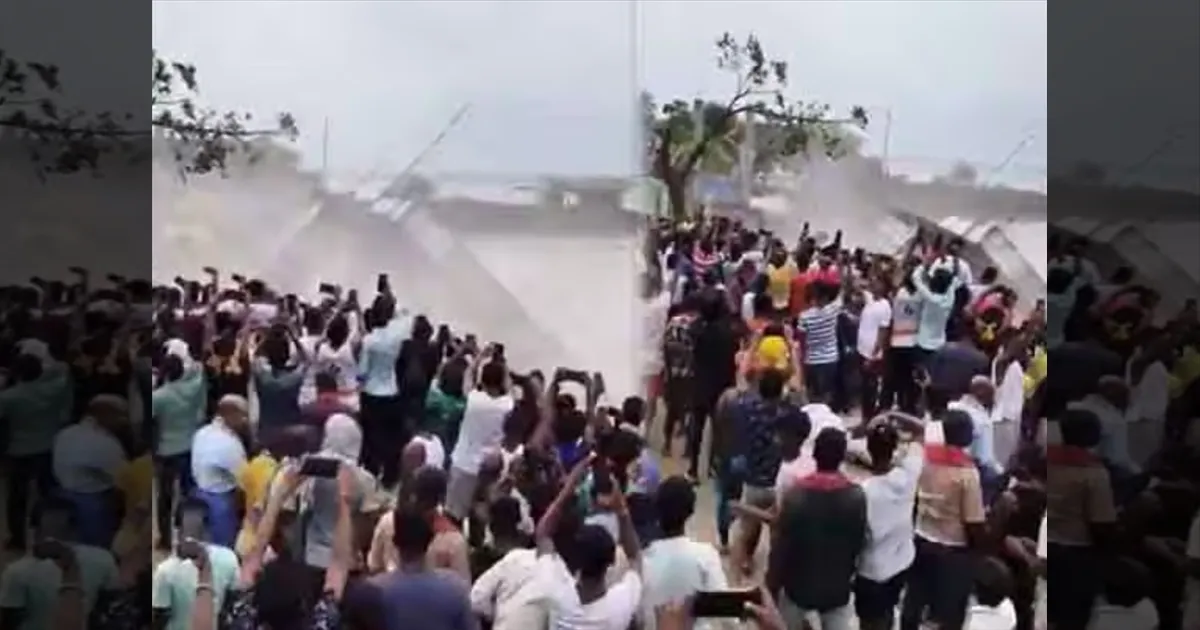 கங்கையில் கரைபுரண்ட வெள்ளம்! 100 ஆண்டு பழமையான துர்கா கோவில் அடித்துச் செல்லப்பட்ட காட்சி வைரல்!