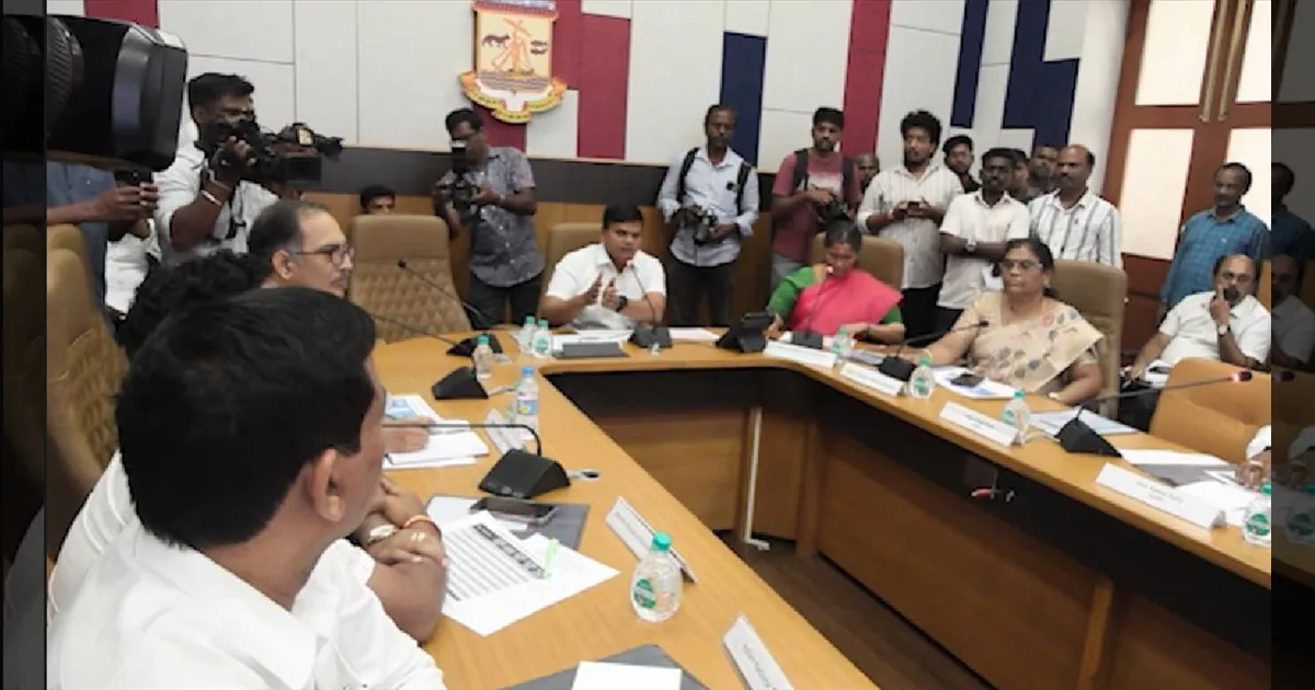 2026 தமிழக தேர்தல்: சென்னையில் மின்னணு வாக்குப்பதிவு எந்திரங்கள் குலுக்கல் முறையில் ஒதுக்கீடு!