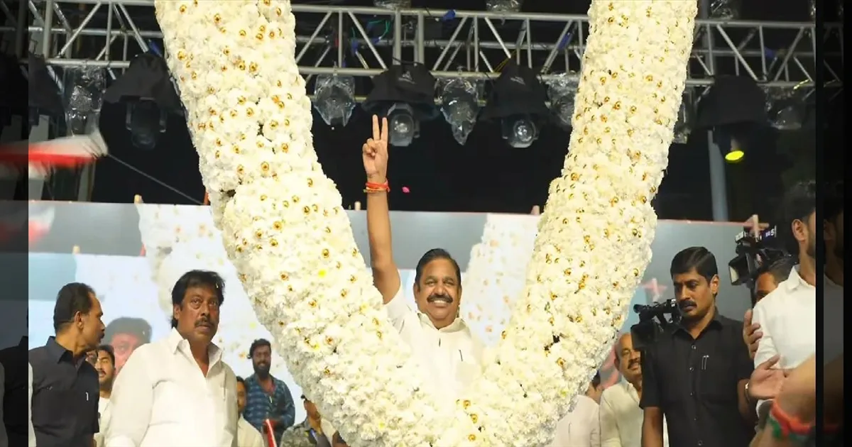 “கிரேன் மூலம் பிரம்மாண்ட மாலை!” - சென்னை எம்.ஜி.ஆர். நகரில் எடப்பாடி பழனிசாமிக்கு வரவேற்பு!