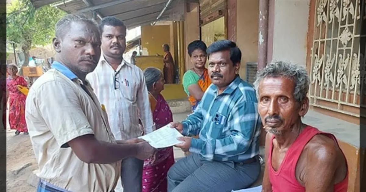 துவங்கியது 'பூத் சிலிப்' வழங்கும் பணி!  பத்திக்கிச்சு தேர்தல் ஜுரம்!! விறுவிறு!