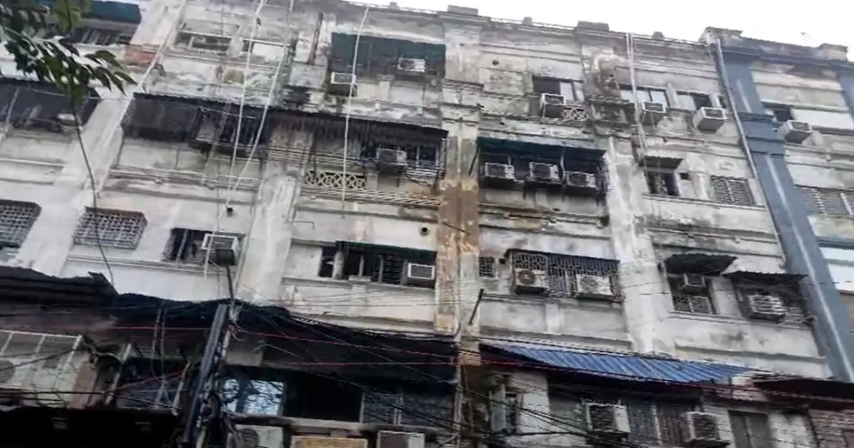 மேற்குவங்கத்தில் மீண்டும் ஒரு கோரம்... ஏசி வெடித்ததால் ஹோட்டல் முழுவதும் திகுதிகுவென பரவிய தீ... 9 பேர் உடல் கருகி பலி...!