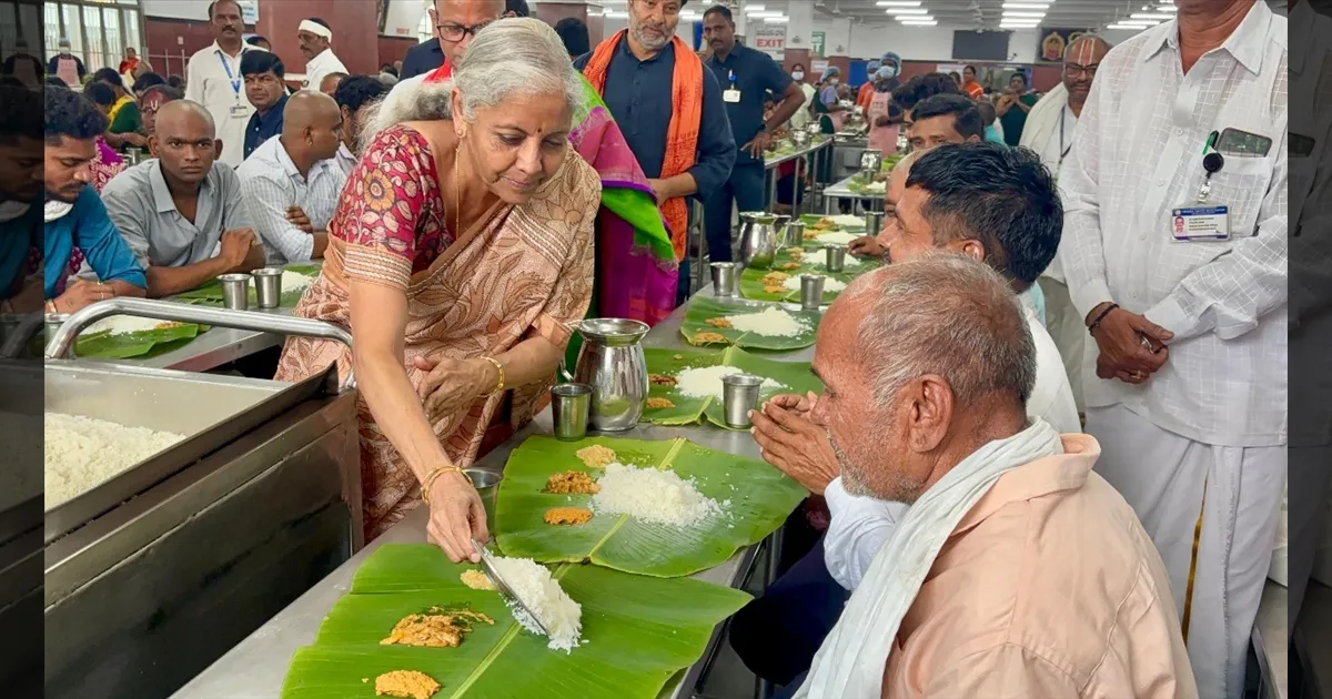 திருப்பதிக்கு ஒரு விசிட்.. புன்னகையுடன் பக்தர்களுக்கு உணவு பரிமாறிய நிர்மலா சீதாராமன்..!!