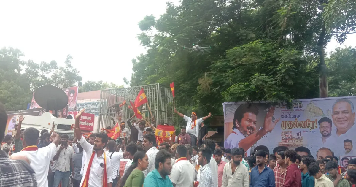கடவுளே விஜய்... ஆள்பவரே விஜய்... மலைக்கோட்டையை அதிர விடும் தவெக  தொண்டர்கள்...