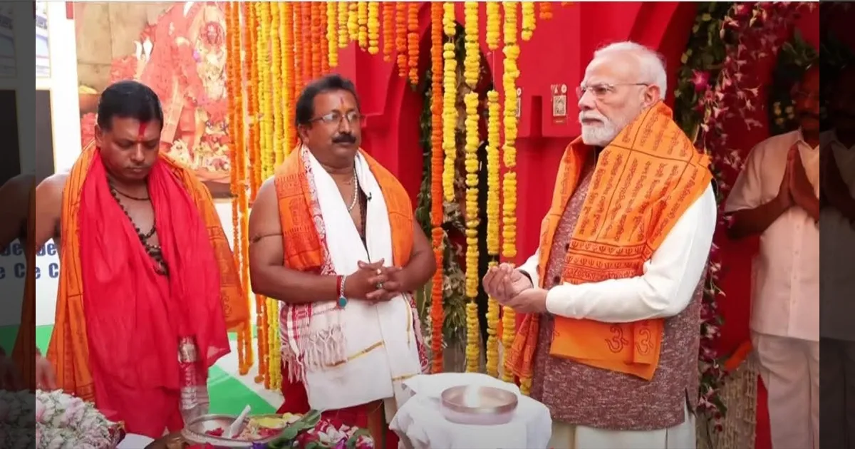 திரிபுரா சுந்தரி கோவிலில் பிரதமர் மோடி சாமி தரிசனம்.. நவராத்திரி தொடக்கத்தில் சிறப்பு நிகழ்வு..!!