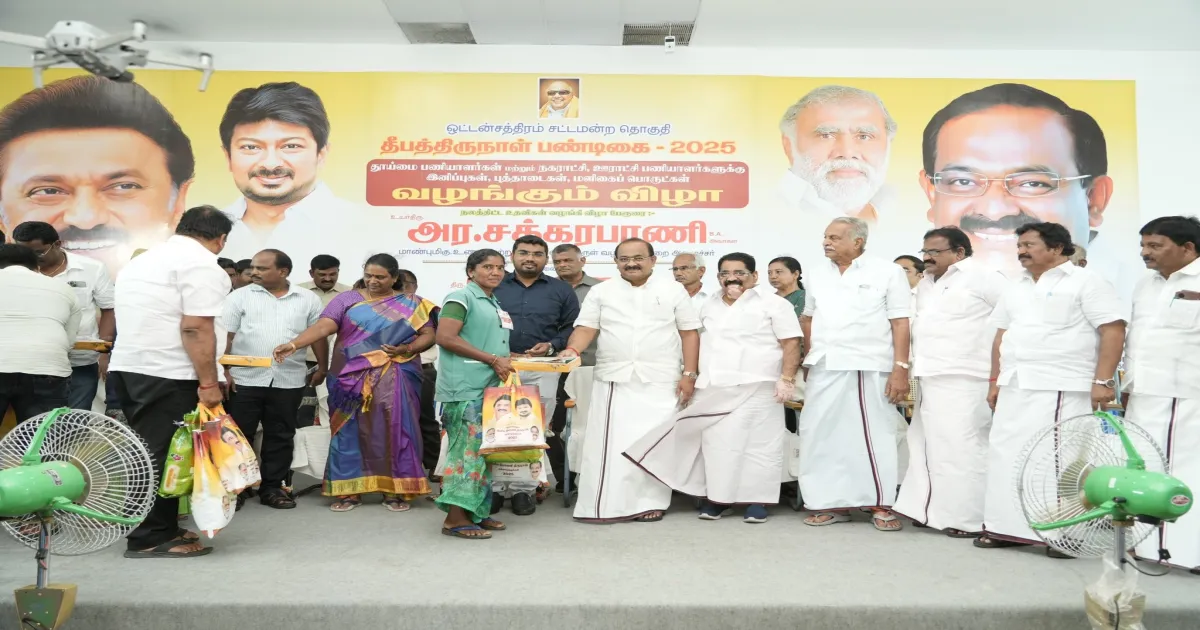 நெகிழ்ச்சி!! தூய்மை பணியாளர்களை இரு கரம் கூப்பி நன்றி தெரிவித்த அமைச்சர்... 2 ஆயிரம் பேருக்கு கொடுத்த சர்ப்ரைஸ்...!