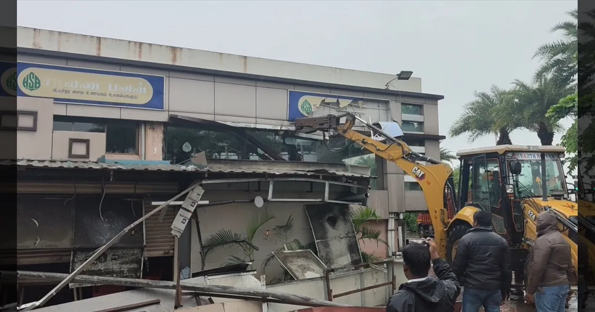 #BREAKING: கொட்டும் மழையில்.. ஜேசிபியுடன் வந்த அதிகாரிகள்..!! சரவணபவன் ஓட்டலுக்கு சீல்..!! என்ன நடந்தது..??