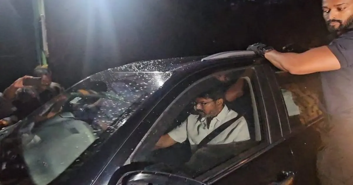 வாட் ப்ரோ..? இ- பாஸ் பரிசோதனையை தவிர்த்த விஜய்...  'அணில்' போல தாவிய தொண்டர்கள்..!