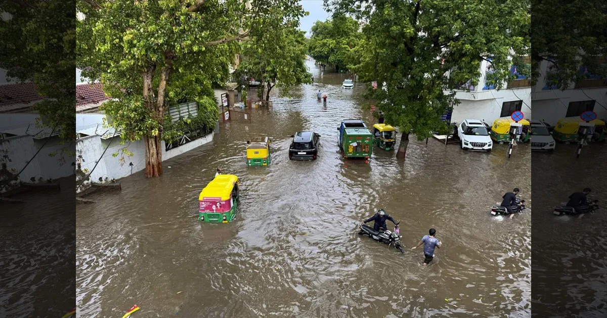 ரெட் அலர்ட்! குஜராத்தை புரட்டிப்போட்ட கனமழை... 36 மணி நேரத்தில் 1200 மி.மீ.! இயற்கையின் கோர தாண்டவம்!