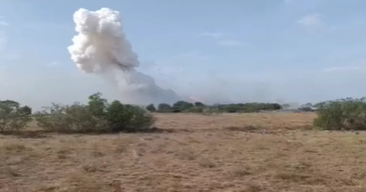 வானுயரத்திற்கு புகை... பட்டாசு ஆலையில் பயங்கர சத்தத்துடன் வெடி விபத்து... தொழிலாளர்களின் நிலை என்ன?