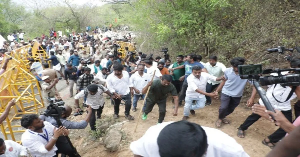 பேரிகாடுகளை தூக்கியெறிந்து அட்ராசிட்டி... தடையை மீறி கம்புடன் சென்ற சீமான் மீது பாய்ந்தது அதிரடி நடவடிக்கை...! 