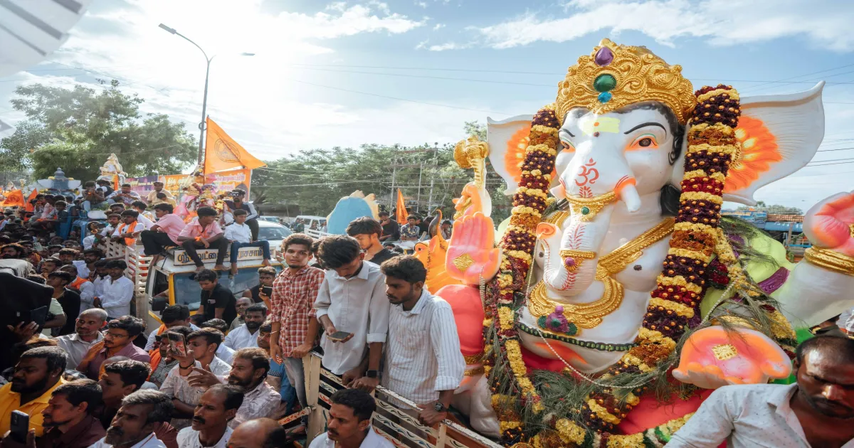 தர்கா அருகே அட்ராசிட்டி... இந்து முன்னணியினர் போலீசார் இடையே கைகலப்பு... முக்கிய நிர்வாகிகள் படுகாயம்...!