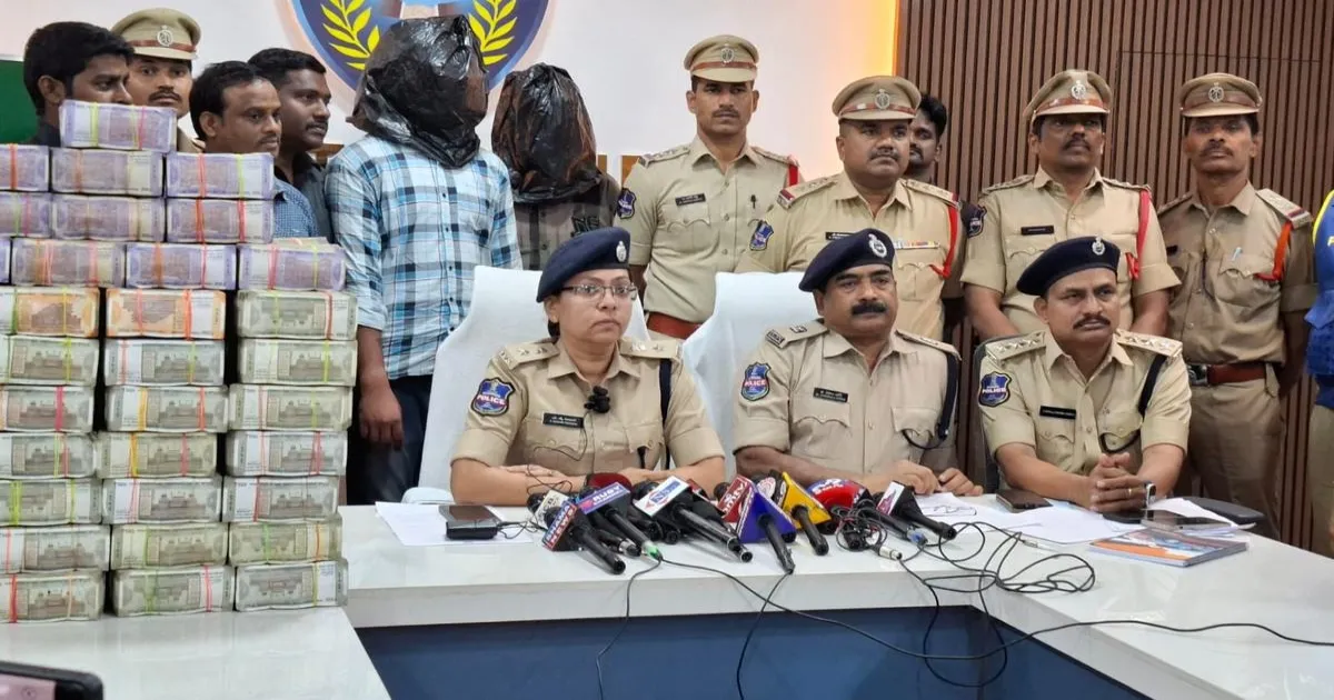 ’125 கி.மீ’  - சினிமாவை மிஞ்சிய சேசிங்...!! ஆள் உயரத்திற்கு கட்டுக்கட்டாய் சிக்கிய ஹவாலா பணம்... நடந்தது என்ன?