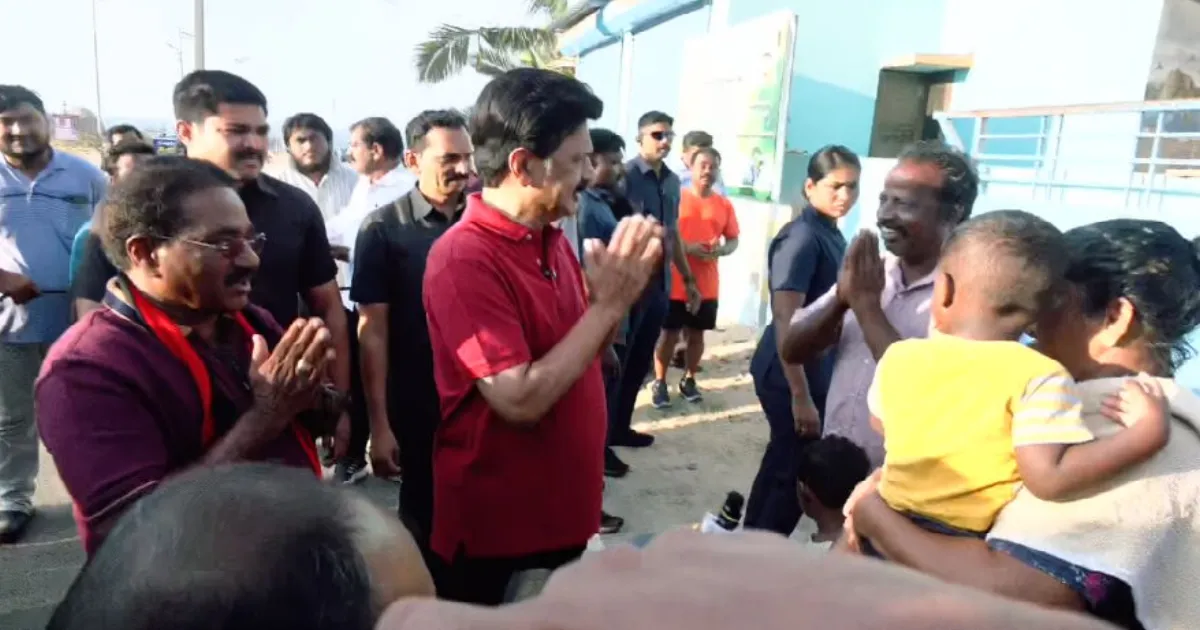 உதயசூரியன் உதித்ததும் சூறாவளியாய் கிளம்பிய சி.எம். ஸ்டாலின்... வாக்கிங்கில் வாக்கு வேட்டை...!