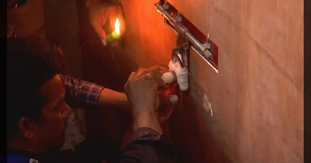 வாக்குப்பதிவு எந்திரங்கள்..! STRONG ROOM- களில் வைத்து சீல் வைத்த அதிகாரிகள்..!!