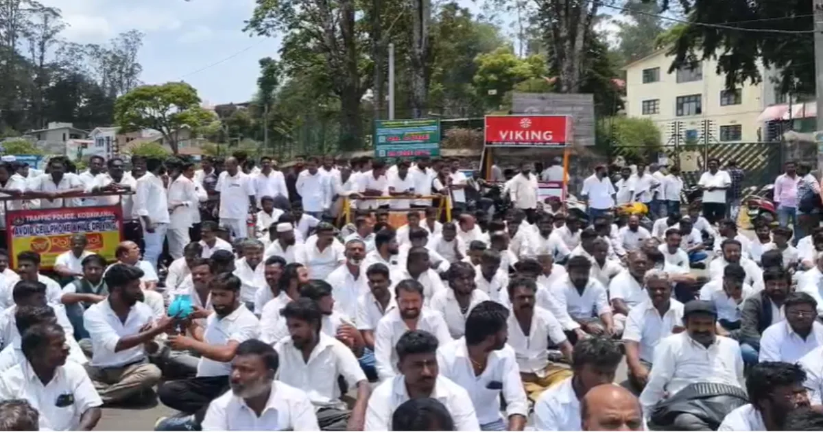 ஒரே இடத்தில் ஒன்றுகூடி நிற்கும் வாடகை கார் ஓட்டுநர்கள்... 5 மணி நேரத்திற்கும் மேலாக  கொடைக்கானலில் பரபரப்பு...! 