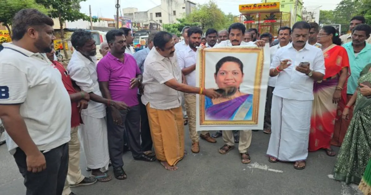 அதிமுக டு தவெகவிற்கு தாவிய சத்யபாமா... புகைப்படத்தை செருப்பால் அடித்து அதிமுகவினர் ஆவேசம்...!
