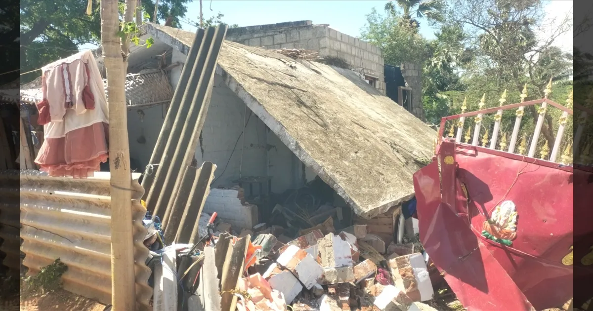 தென்காசியில் வீட்டுக்குள் தயாரிக்கப்பட்ட வெடிமருந்து வெடித்து விபத்து?! நொடியில் தரைமட்டமான வீடு! 2 குழந்தைகள் படுகாயம்!