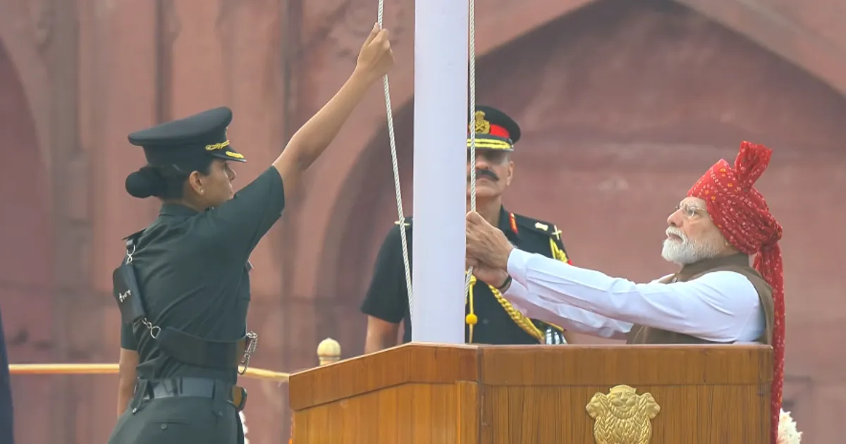 #BREAKING சுதந்திர தினத்தில் ஒலித்த ‘வந்தே மாதரம்’... செங்கோட்டையில் தேசிய கொடியை ஏற்றினார் பிரதமர் மோடி...!