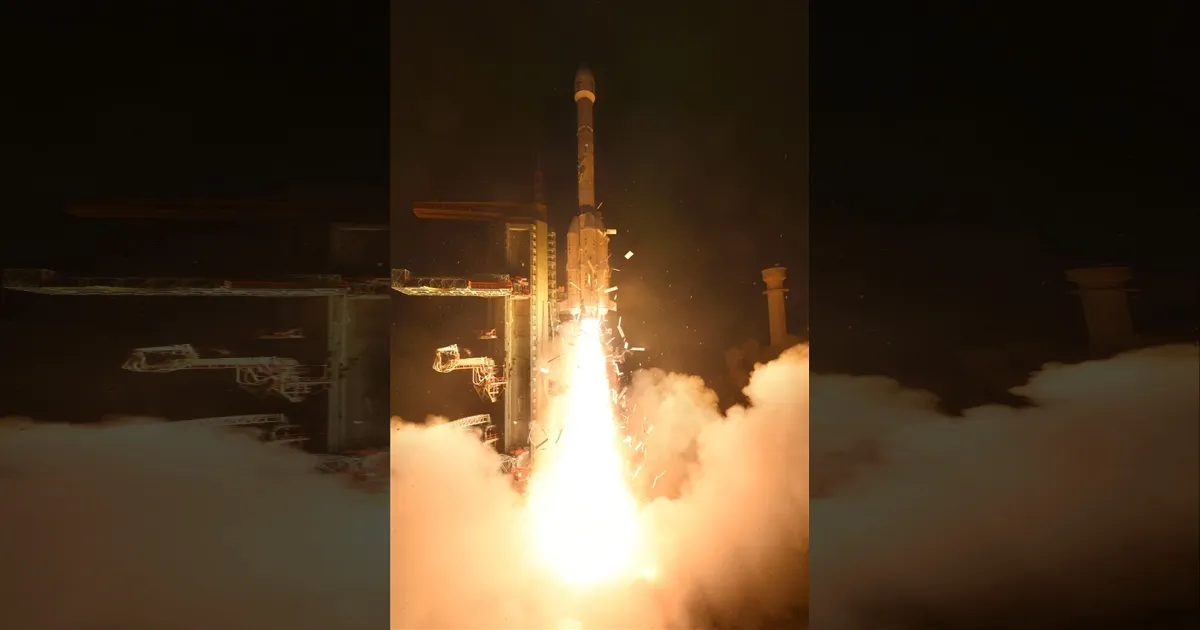விண்ணை கிழித்து பாய்ந்தது GSLV F17... இந்தியாவின் முதல் படப்பிடிப்பு செயற்கைக்கோள் EOS-5 என்னென்ன செய்யும் தெரியுமா? 