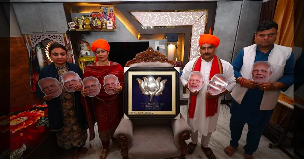 15 வருட காத்திருப்பு..!! மேற்கு வங்கத்தில் மலர்ந்த தாமரை..!! பிரதமர் மோடிக்கு 3 கிலோ வெள்ளி தாமரை பரிசு..!!