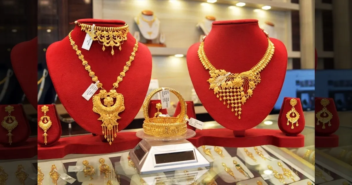 தடாலடியாக குறைந்த வெள்ளி விலை..!! அப்போ தங்கம்..?? நகைப்பிரியர்கள் நிம்மதி..!!