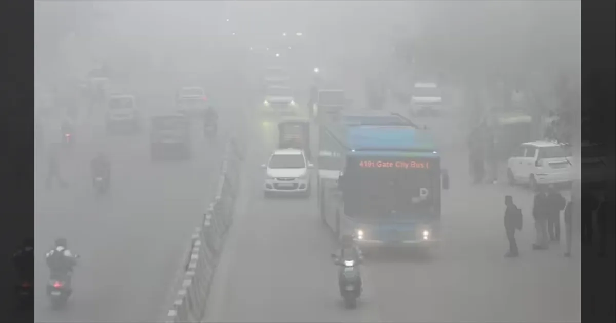 தலைநகர் டெல்லியில் தொடரும் காற்று மாசு..!! கூடவே பனிமூட்டத்துடன் குளிர் காற்று..!! மக்கள் கடும் பாதிப்பு..!!