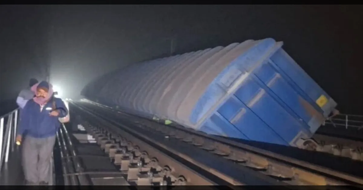 பெட்டிகளில் சிமெண்ட் மூட்டைகள்..!! திடீரென ஆற்றுப்பாலத்தில் தடம் புரண்ட சரக்கு ரயில்..!! பீகாரில் பரபரப்பு..!!