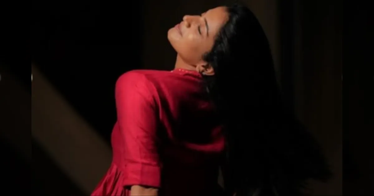 சிவப்பு நிற உடையில் ஜொலிக்கும் அழகில் எதிர்நீச்சல் சீரியல் நடிகை பார்வதி..!