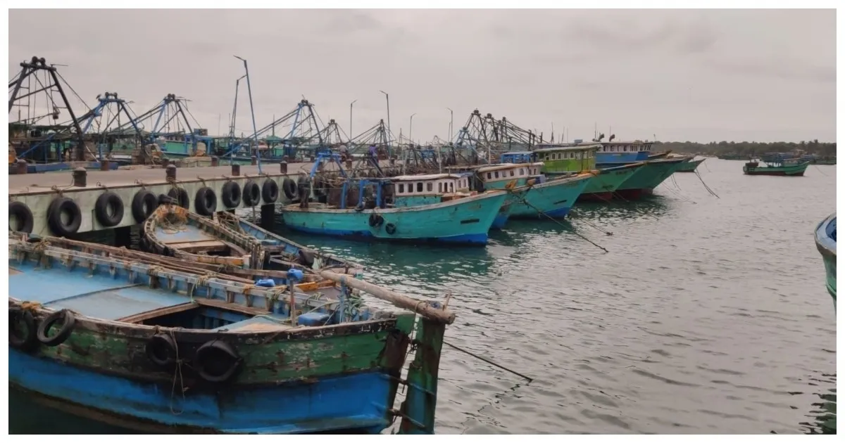 அத்துமீறும் இலங்கை கடற்படை..!! கைதானவர்களை ரிலீஸ் பண்ணுங்க..!! மீனவர்கள் வேலை நிறுத்தம்..!!