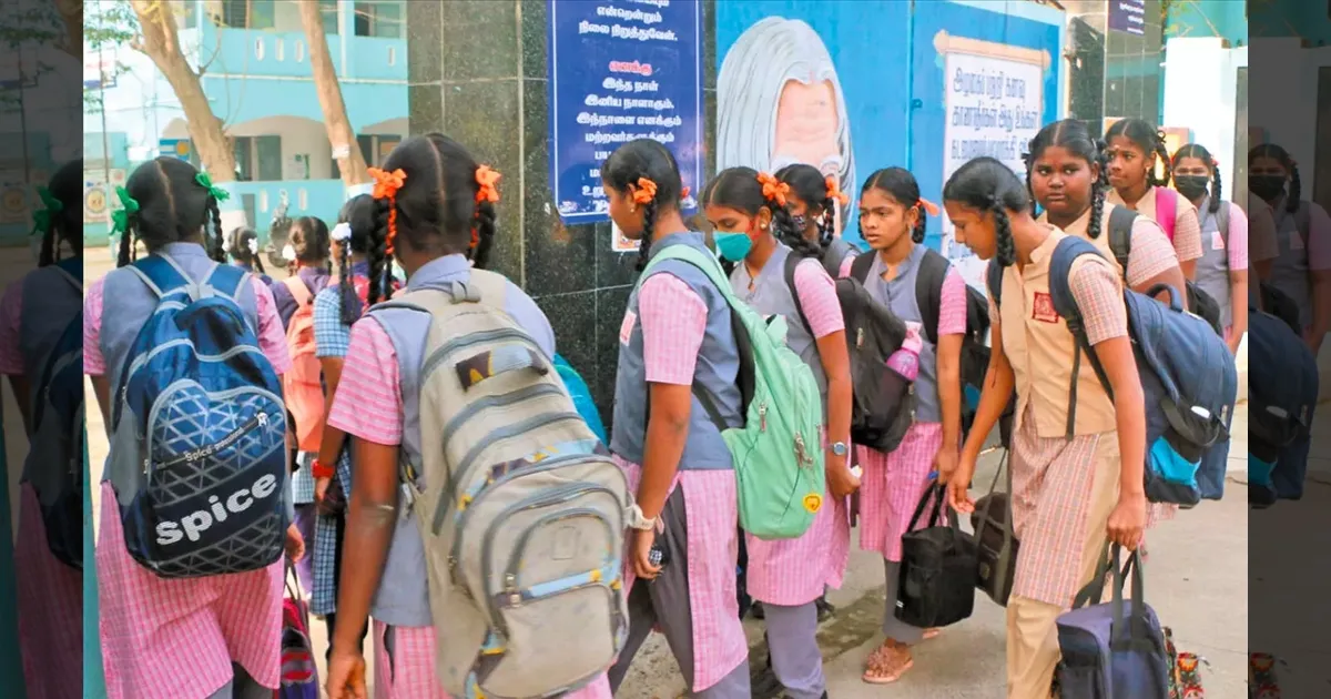 லீவு முடிஞ்சாச்சு.. மீண்டும் திறக்கப்பட்ட பள்ளிகள்.. உற்சாகமாக கிளம்பிய மாணவர்கள்..!!