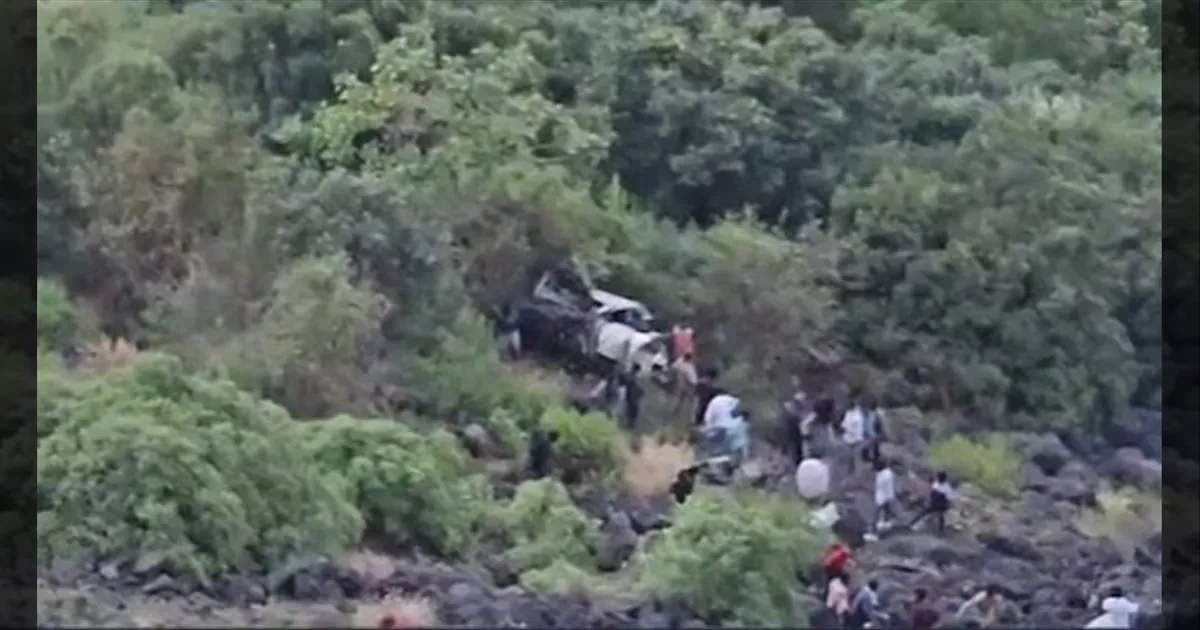 மகாராஷ்டிரா: 800 அடி பள்ளத்தில் கவிழ்ந்த கார்..!! ஒரே குடும்பத்தைச் சேர்ந்த 6 பேர் உயிரிழந்த பரிதாபம்..!!