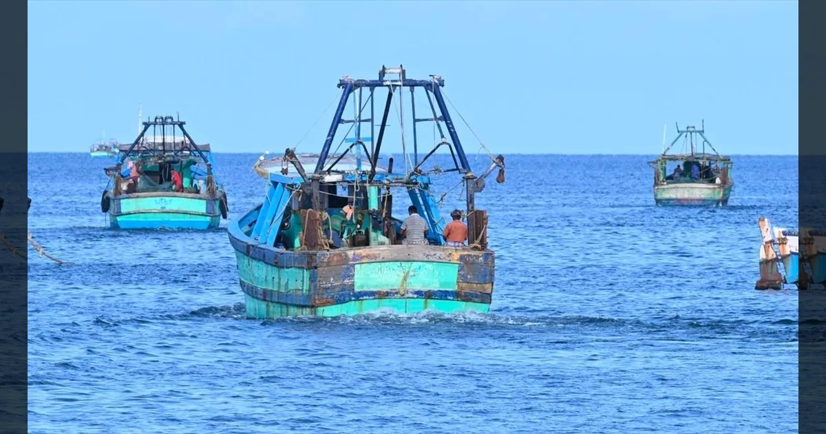 தொடரும் இலங்கை கடற்படையின் அட்டூழியம்..!! 35 மீனவர்கள் கைது..!! தவிக்கும் மீனவ குடும்பங்கள்..!!   