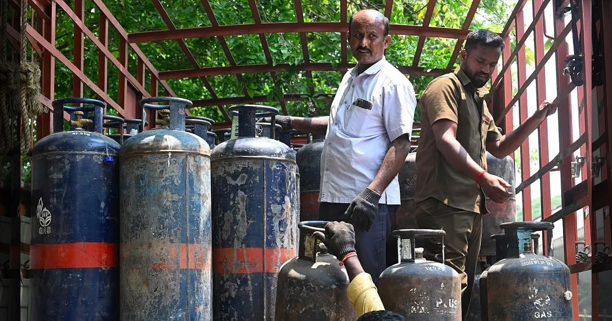 காலையிலேயே குட் நியூஸ்..!! வணிக சிலிண்டர் விலை அதிரடியாக குறைப்பு..!!